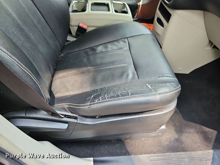 image for item DO2912 2016 Chrysler Town & Country  van