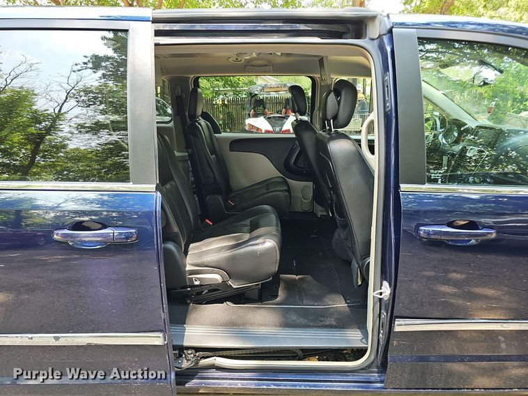 image for item DO2912 2016 Chrysler Town & Country  van