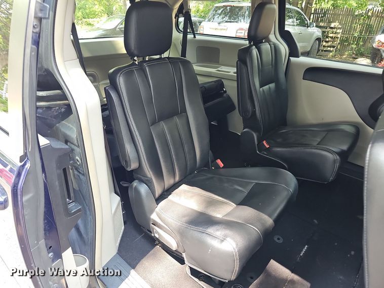 image for item DO2912 2016 Chrysler Town & Country  van