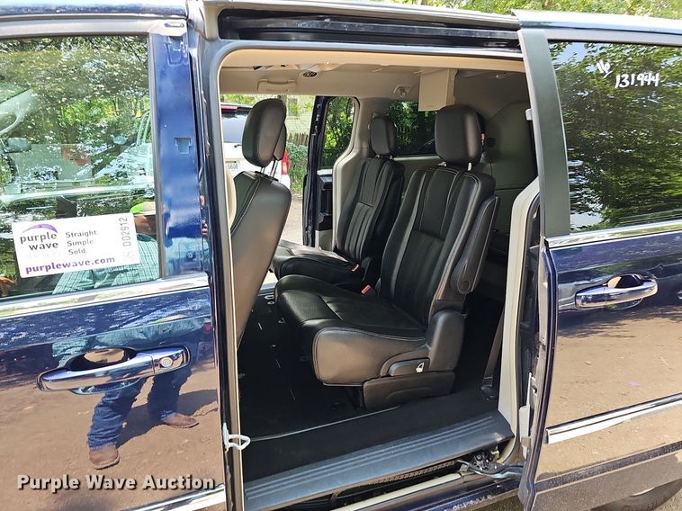 image for item DO2912 2016 Chrysler Town & Country  van