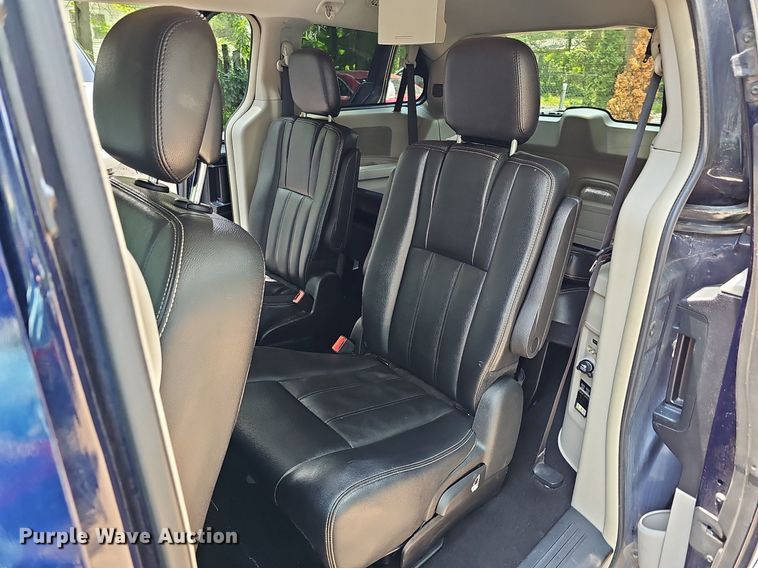 image for item DO2912 2016 Chrysler Town & Country  van