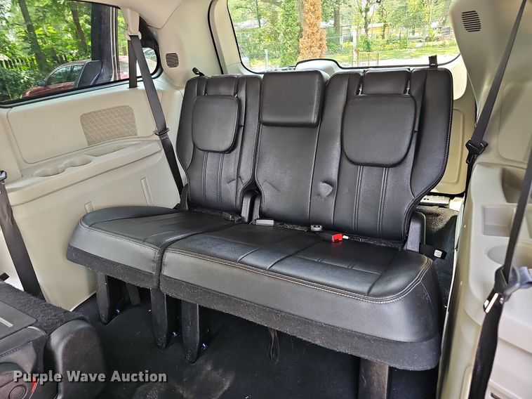image for item DO2912 2016 Chrysler Town & Country  van