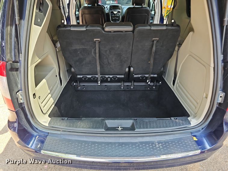 image for item DO2912 2016 Chrysler Town & Country  van