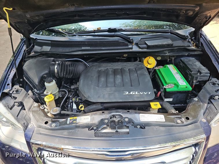 image for item DO2912 2016 Chrysler Town & Country  van