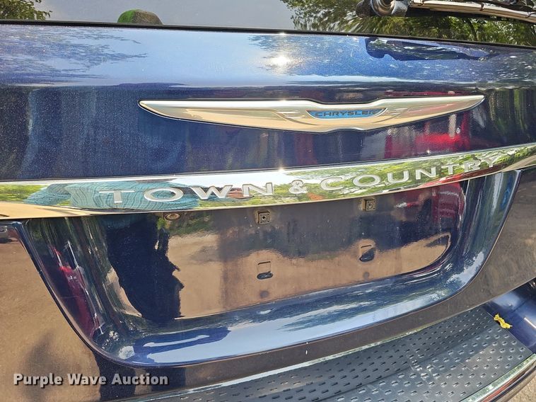 image for item DO2912 2016 Chrysler Town & Country  van