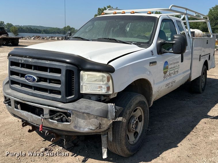 image for item DO5106 2006 Ford F350 Super Duty  SuperCab utility bed pickup truck