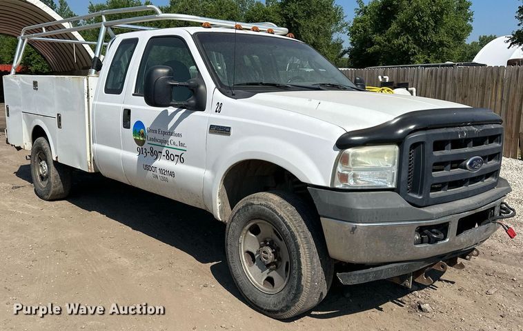 image for item DO5106 2006 Ford F350 Super Duty  SuperCab utility bed pickup truck