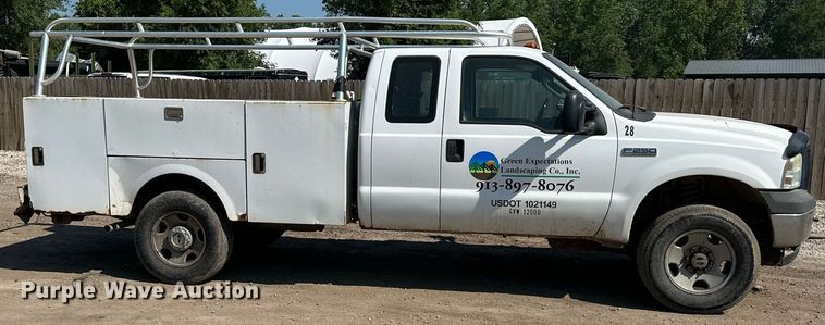 image for item DO5106 2006 Ford F350 Super Duty  SuperCab utility bed pickup truck