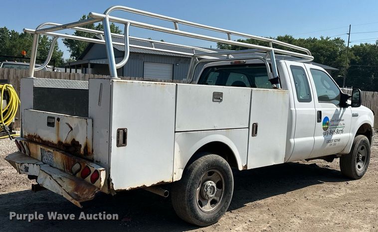image for item DO5106 2006 Ford F350 Super Duty  SuperCab utility bed pickup truck