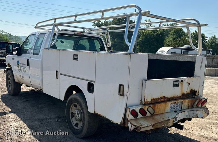 image for item DO5106 2006 Ford F350 Super Duty  SuperCab utility bed pickup truck