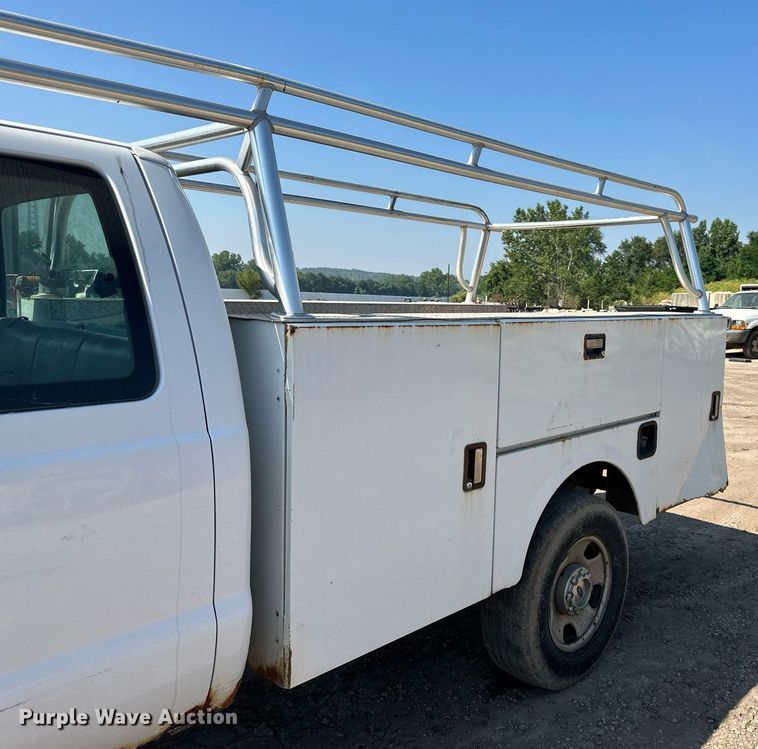 image for item DO5106 2006 Ford F350 Super Duty  SuperCab utility bed pickup truck