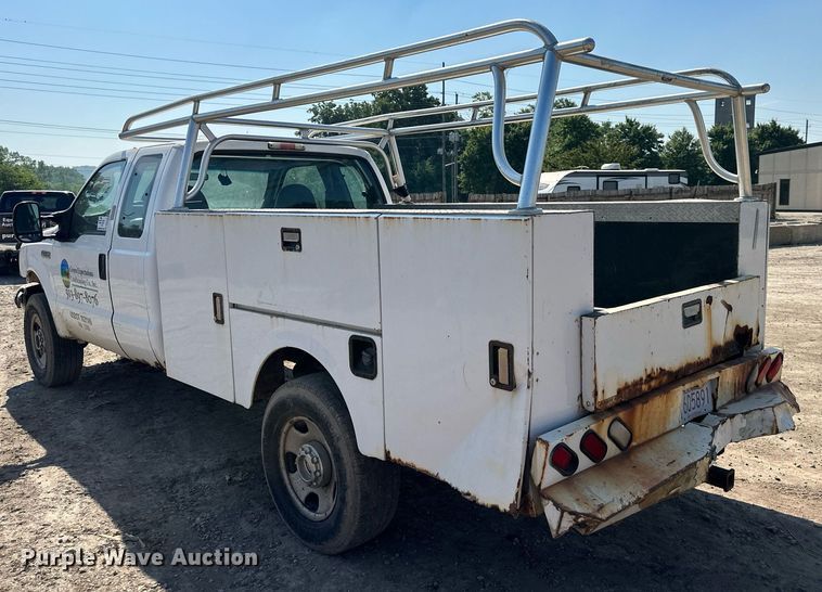 image for item DO5106 2006 Ford F350 Super Duty  SuperCab utility bed pickup truck