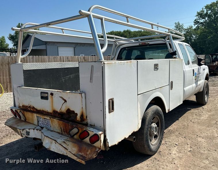 image for item DO5106 2006 Ford F350 Super Duty  SuperCab utility bed pickup truck