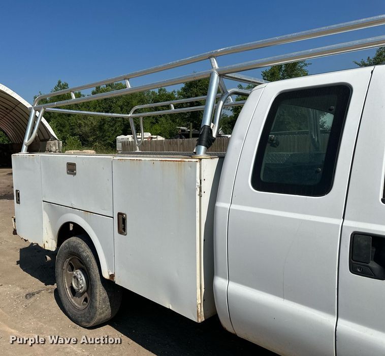 image for item DO5106 2006 Ford F350 Super Duty  SuperCab utility bed pickup truck