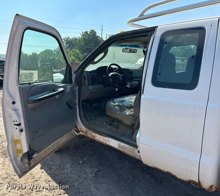 image for item DO5106 2006 Ford F350 Super Duty  SuperCab utility bed pickup truck