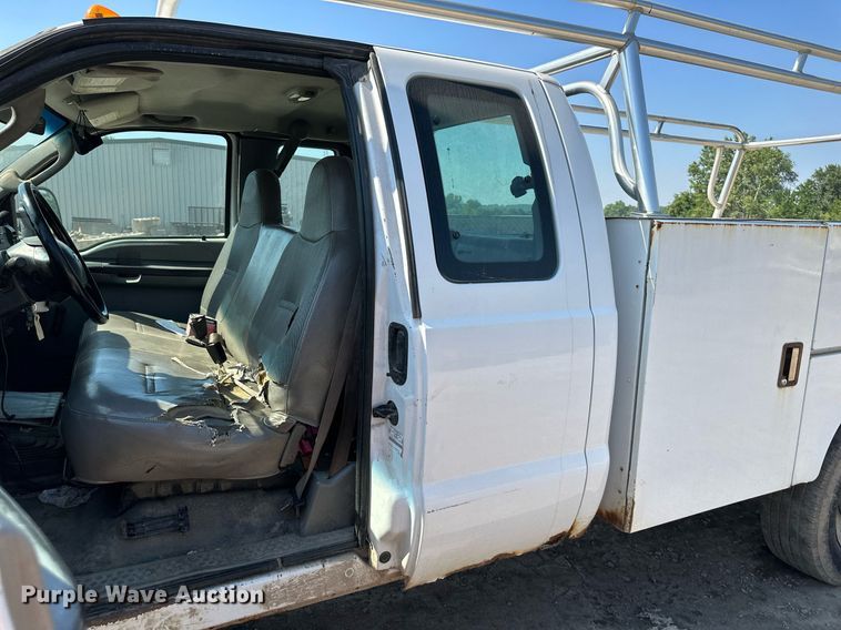 image for item DO5106 2006 Ford F350 Super Duty  SuperCab utility bed pickup truck