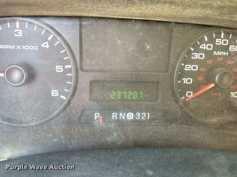 image for item DO5106 2006 Ford F350 Super Duty  SuperCab utility bed pickup truck