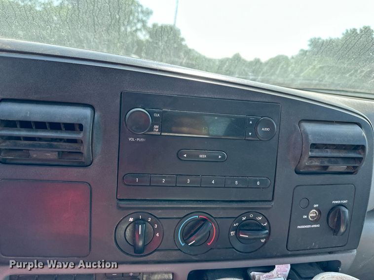 image for item DO5106 2006 Ford F350 Super Duty  SuperCab utility bed pickup truck