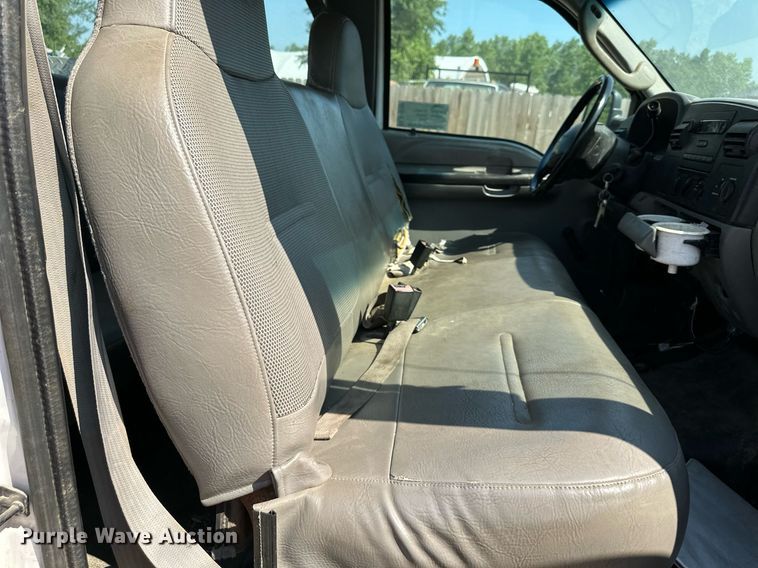 image for item DO5106 2006 Ford F350 Super Duty  SuperCab utility bed pickup truck