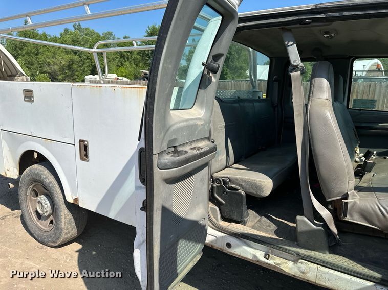 image for item DO5106 2006 Ford F350 Super Duty  SuperCab utility bed pickup truck