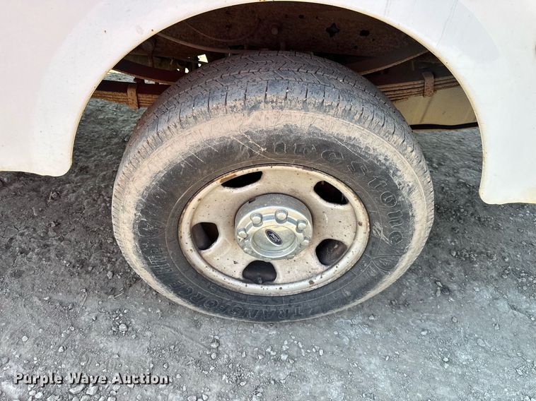 image for item DO5106 2006 Ford F350 Super Duty  SuperCab utility bed pickup truck