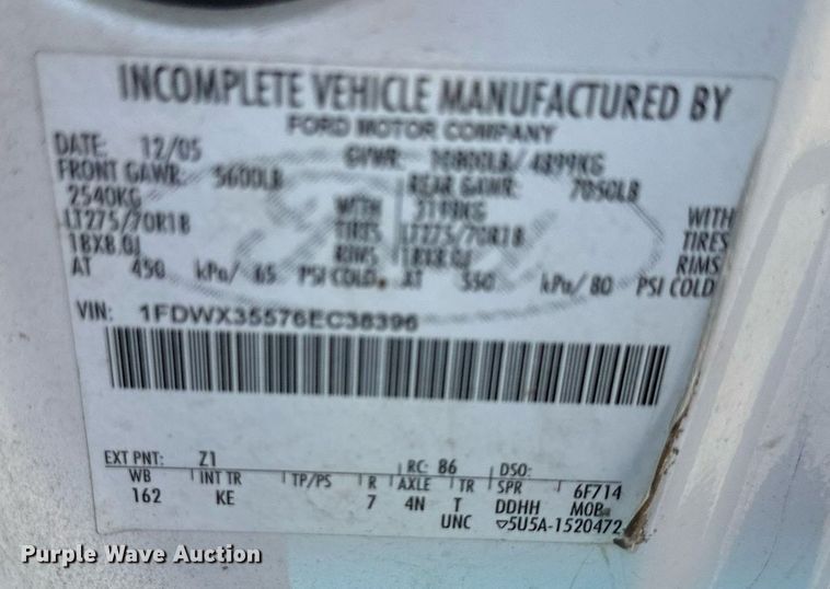 image for item DO5106 2006 Ford F350 Super Duty  SuperCab utility bed pickup truck