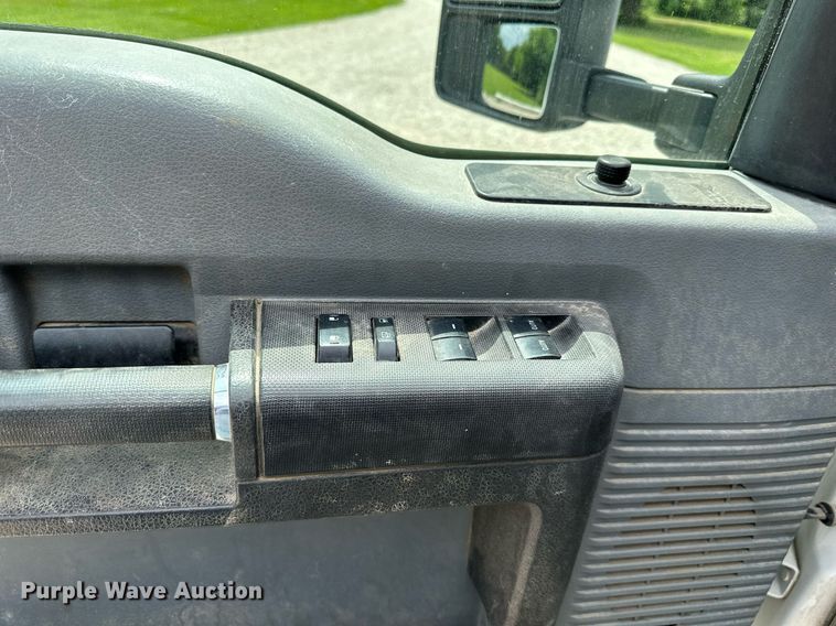 image for item DO5169 2015 Ford F550 Super Duty XL  Crew Cab flatbed truck