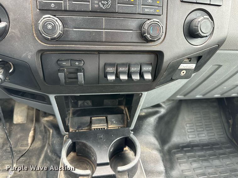 image for item DO5169 2015 Ford F550 Super Duty XL  Crew Cab flatbed truck