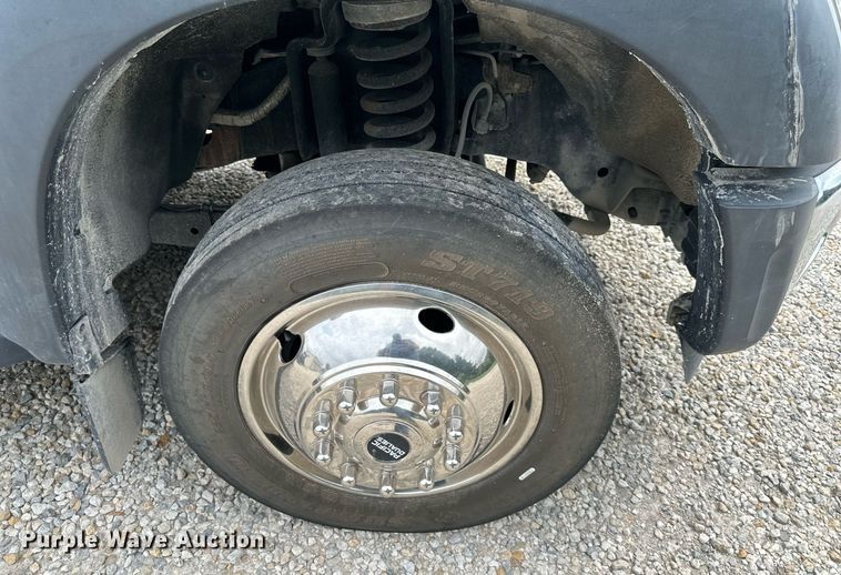 image for item DO5169 2015 Ford F550 Super Duty XL  Crew Cab flatbed truck