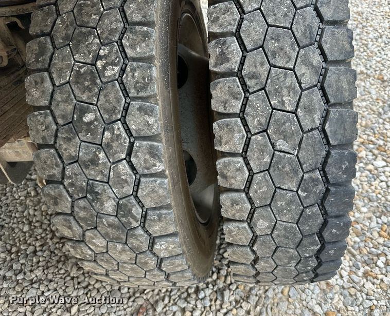 image for item DO5169 2015 Ford F550 Super Duty XL  Crew Cab flatbed truck