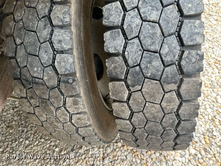 image for item DO5169 2015 Ford F550 Super Duty XL  Crew Cab flatbed truck