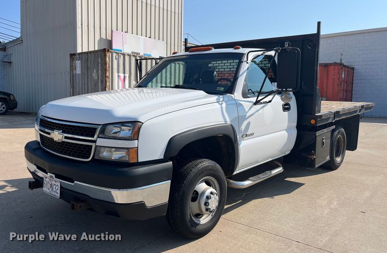image for item DP0526 2007 Chevrolet Silverado 3500HD  flatbed pickup truck