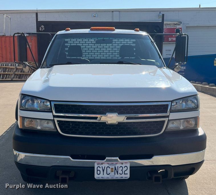 image for item DP0526 2007 Chevrolet Silverado 3500HD  flatbed pickup truck
