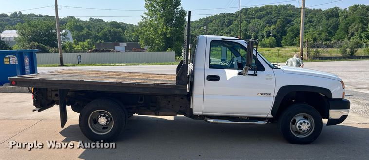 image for item DP0526 2007 Chevrolet Silverado 3500HD  flatbed pickup truck