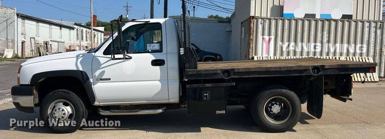 image for item DP0526 2007 Chevrolet Silverado 3500HD  flatbed pickup truck