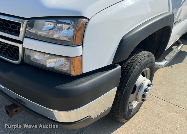 image for item DP0526 2007 Chevrolet Silverado 3500HD  flatbed pickup truck