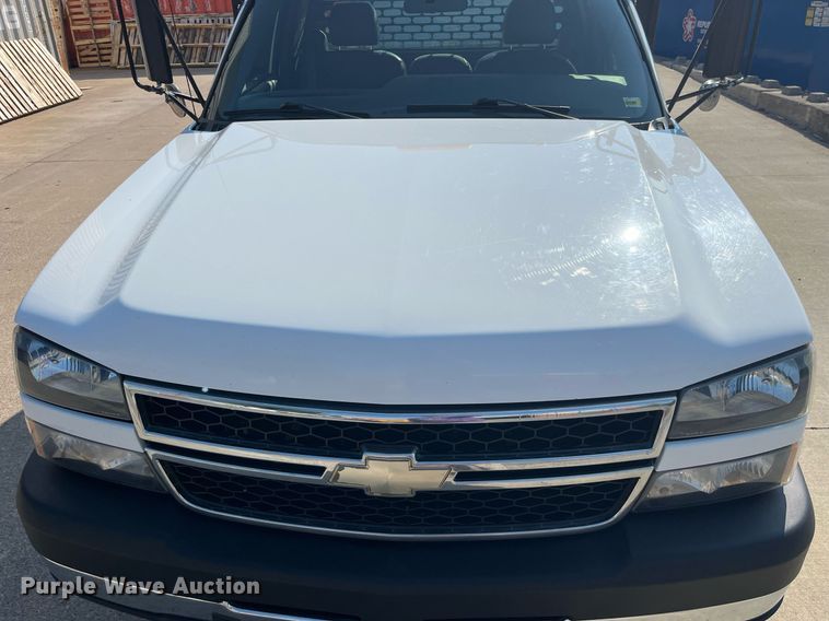 image for item DP0526 2007 Chevrolet Silverado 3500HD  flatbed pickup truck