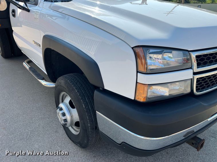 image for item DP0526 2007 Chevrolet Silverado 3500HD  flatbed pickup truck
