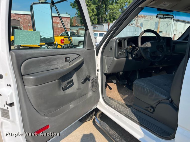 image for item DP0526 2007 Chevrolet Silverado 3500HD  flatbed pickup truck