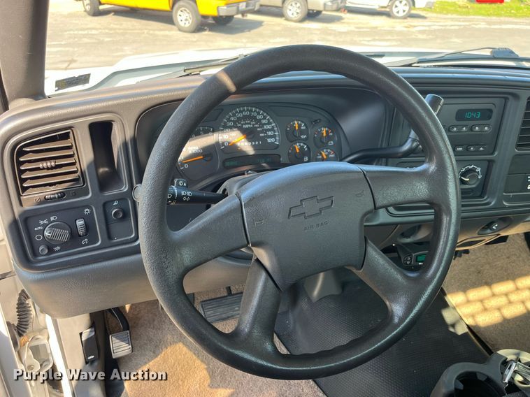 image for item DP0526 2007 Chevrolet Silverado 3500HD  flatbed pickup truck