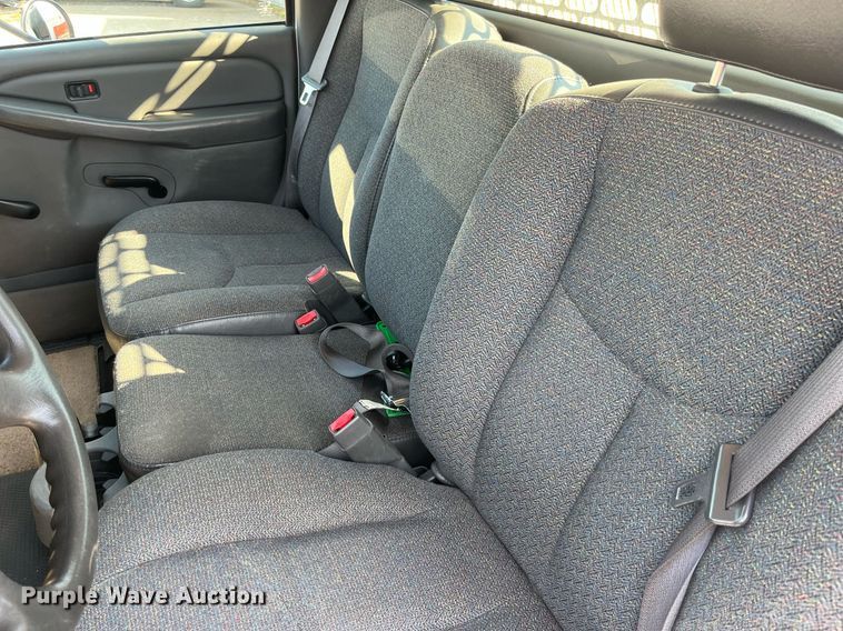 image for item DP0526 2007 Chevrolet Silverado 3500HD  flatbed pickup truck