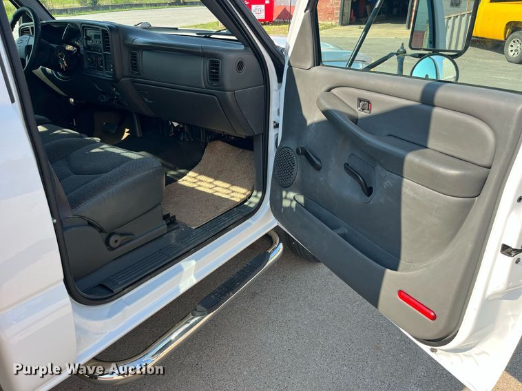 image for item DP0526 2007 Chevrolet Silverado 3500HD  flatbed pickup truck