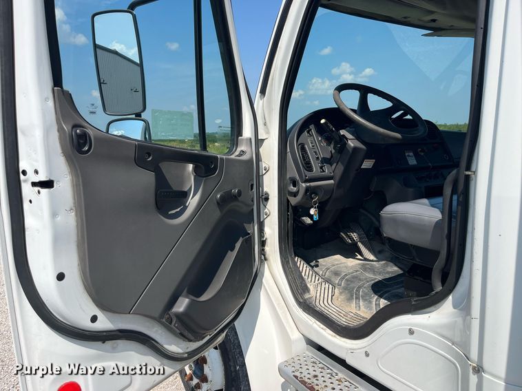 image for item DP0527 2005 Freightliner Business Class M2  box truck