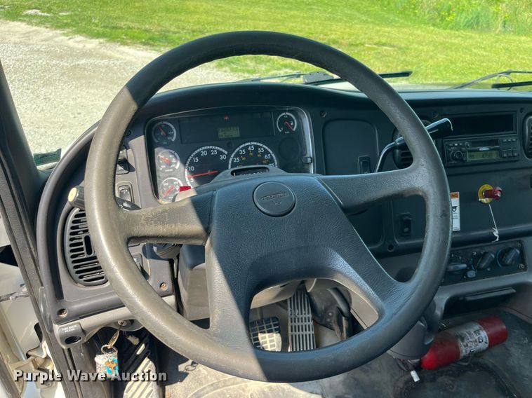 image for item DP0527 2005 Freightliner Business Class M2  box truck