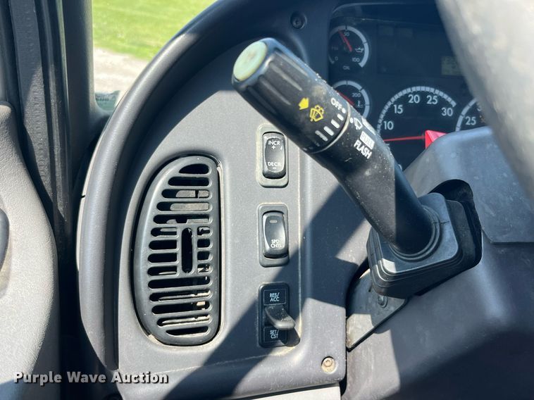 image for item DP0527 2005 Freightliner Business Class M2  box truck