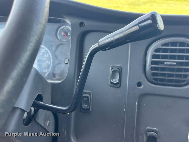 image for item DP0527 2005 Freightliner Business Class M2  box truck