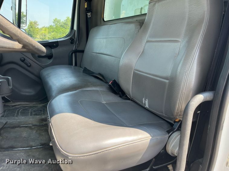 image for item DP0527 2005 Freightliner Business Class M2  box truck