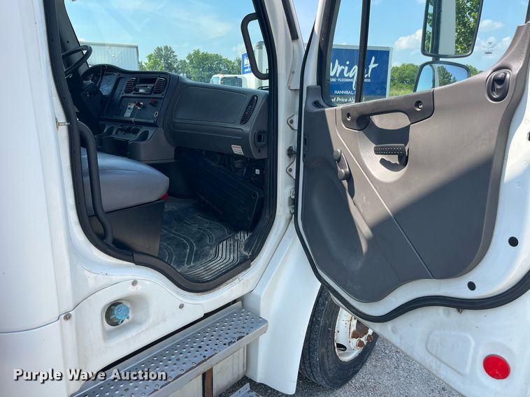 image for item DP0527 2005 Freightliner Business Class M2  box truck