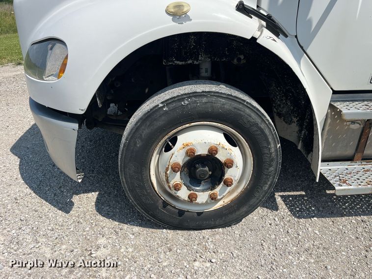 image for item DP0527 2005 Freightliner Business Class M2  box truck