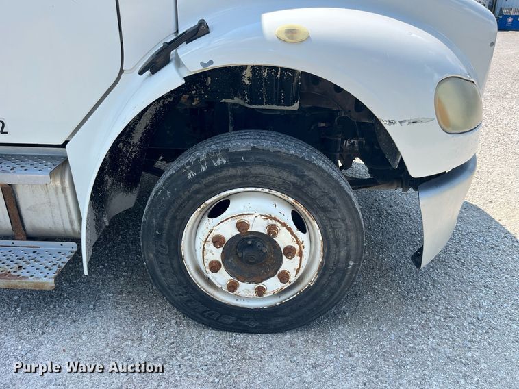 image for item DP0527 2005 Freightliner Business Class M2  box truck